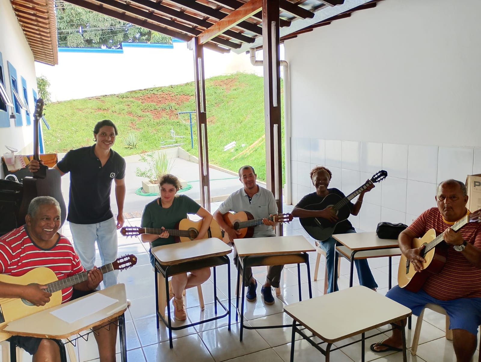 Música que Cuida: Aula de Violão no CAPS Fortalece Saúde Mental - imagem 3